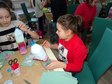 Karmniki dla ptaków powstały dziś w wieluńskiej bibliotece miejskiej